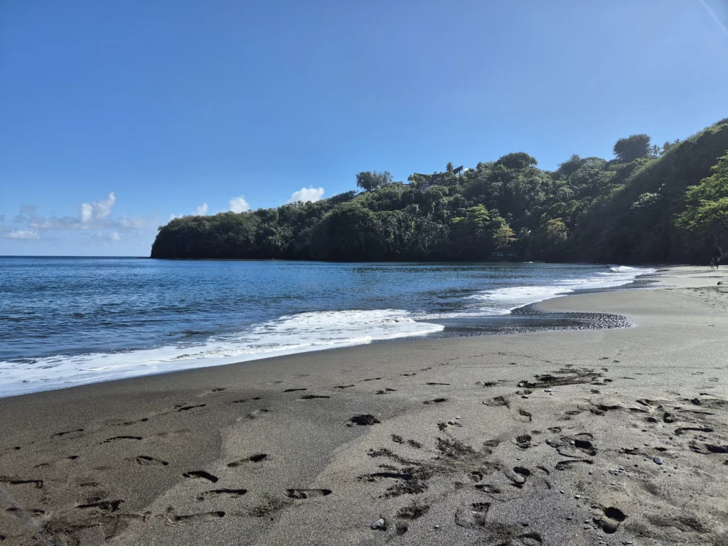 tahiti plage sable noir voyage polynésie française