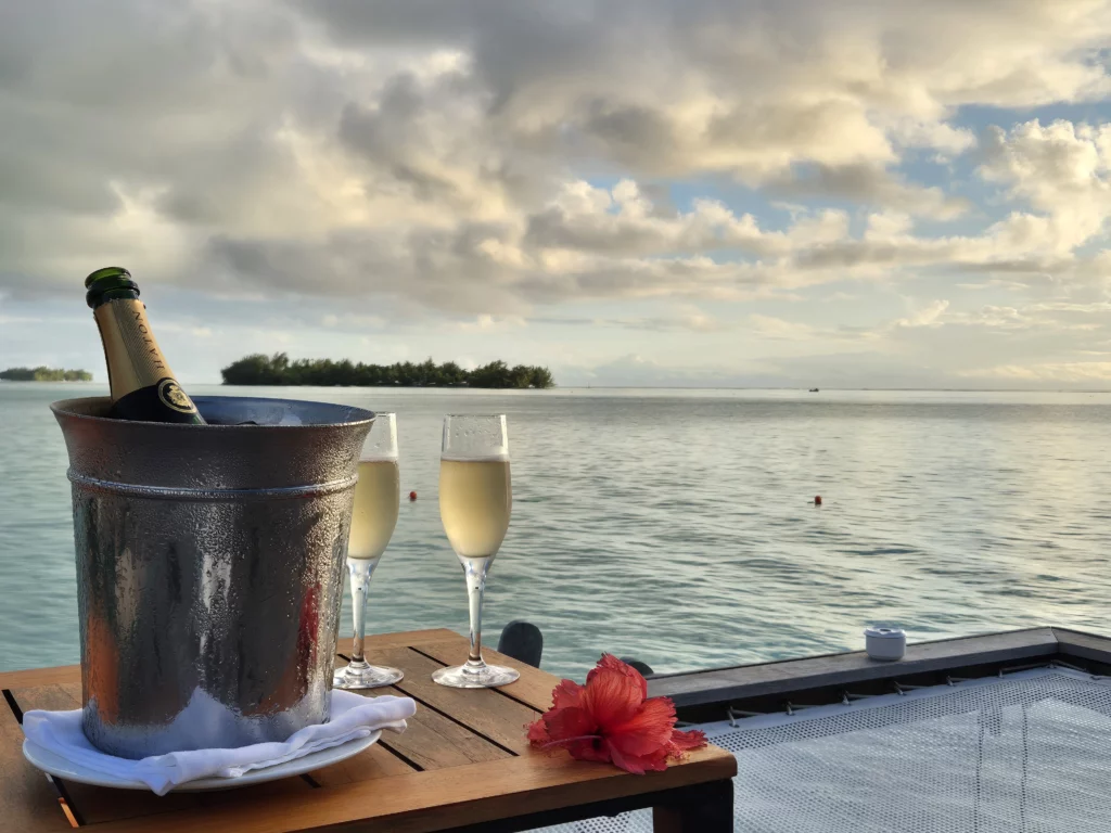 coupes de champagne couché du soleil bora bora